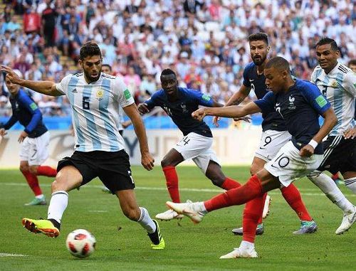 巴萨3-2力克皇马卫冕西超杯 拉菲尼亚双响维尼修斯惊艳一条龙  